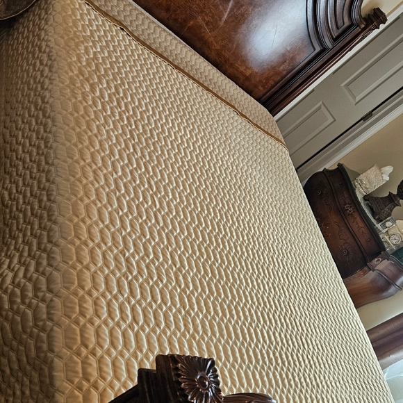 J Queen New York (Queen) Gold Quilted Spread - Picture 3 of 4
